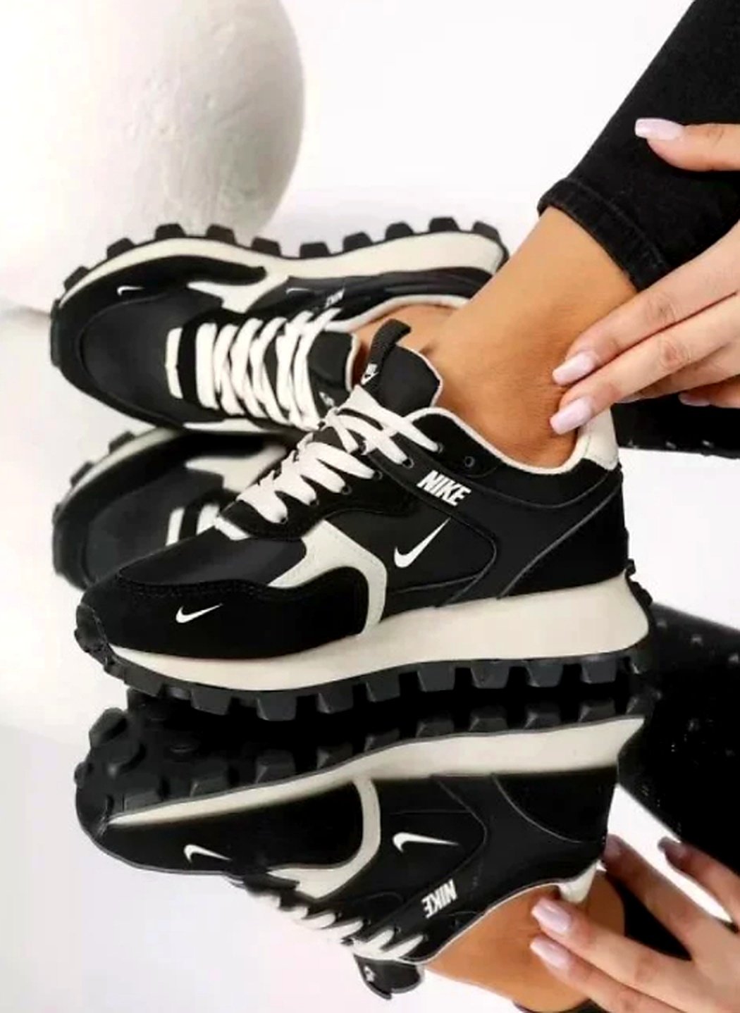 Nike® women's sneakers - Image 4