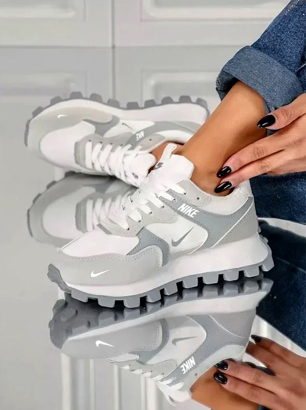Nike® women's sneakers - Image 10